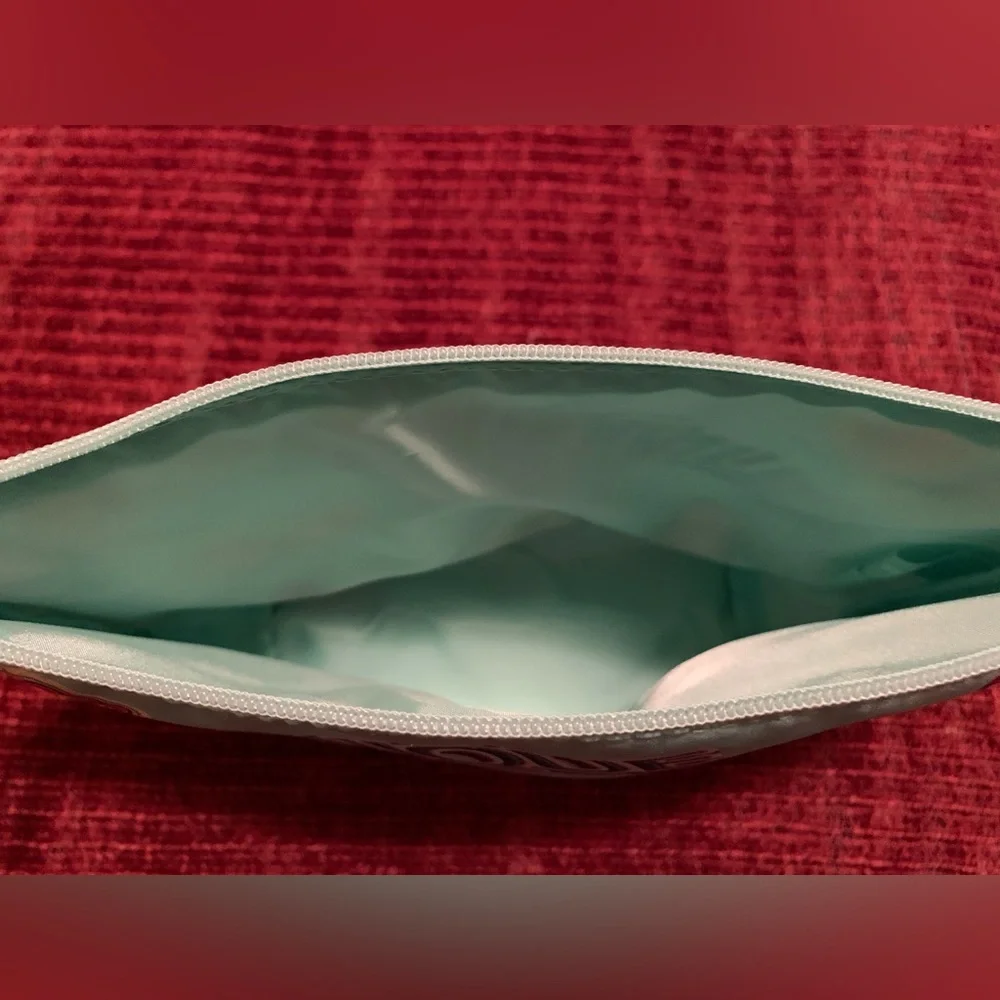 Clinique Cosmetic Bag - Picture 6 of 7